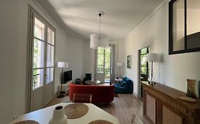 Nimes , Appartement Renove Dans Immeuble Classe.